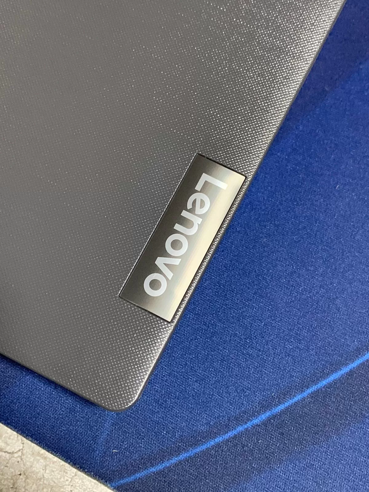 Lenovo V15